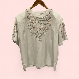 Cute vintage 80’s-90’s white semi-sheet floral embroidered short sleeve blouse